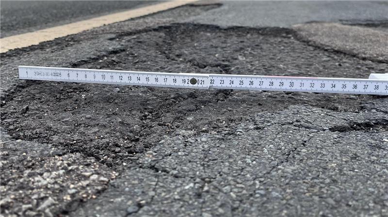 Die Fahrbahn wird wegen Schadstellen und Rissen auf einer Länge von rund 200 Metern saniert. (Symbolbild)