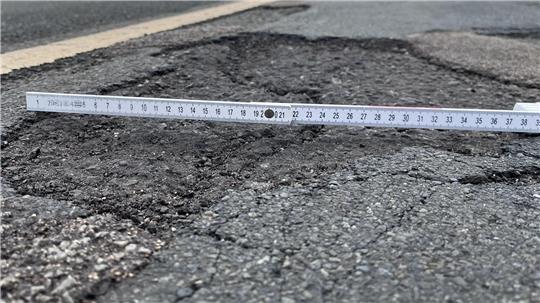 Die Fahrbahn wird wegen Schadstellen und Rissen auf einer Länge von rund 200 Metern saniert. (Symbolbild)
