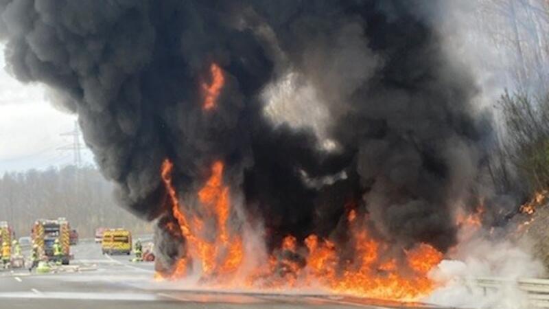 Laster mit Industriekleber geht in Flammen auf - Autobahn 7 wieder freigegeben Die Fahrbahndecke der Autob