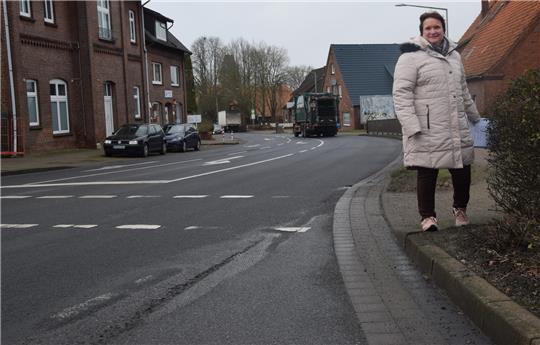 Die Fahrbahndecke der B73 an der Ecke Jorker Straße löst sich auf. Ortsbürgermeisterin Anja Heckert (SPD) macht bei der diesjährigen Ortsbegehung darauf aufmerksam.
