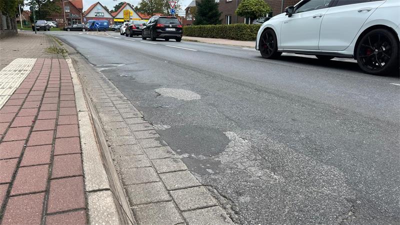 Die Fahrbahnoberfläche der Landesstraße muss dringend saniert werden.