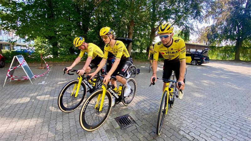 Die Fahrer des Teams Visma starten zur Trainingsfahrt.
