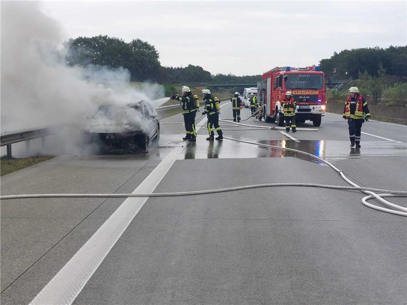Die Fahrer des VW Passat konnte den Wagen noch rechtzeitig auf dem Standstreifen der A1 abstellen. Foto: Feuerwehren der Samtgemeinde Sittensen