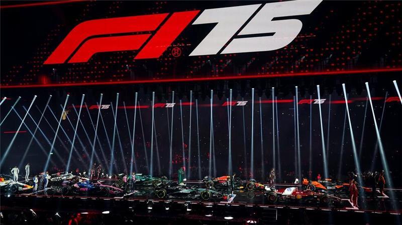 Die Fahrer stehen bei der Vorstellung aller neuen Wagen für die kommende Formel 1 Saison an ihren Autos.