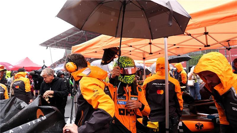 Wieder XXL-Wartezeit in Spa: Piastri siegt nach Regenchaos Die Fahrer wurden während der Unterbrechung mit Schirmen vor dem Regen geschützt.