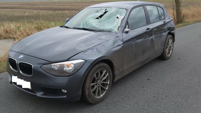 „Geisterauto“ schleudert in Vorgarten – Dreier-Crash auf A1 Die Fahrerin des BMW wurde leicht verletzt.