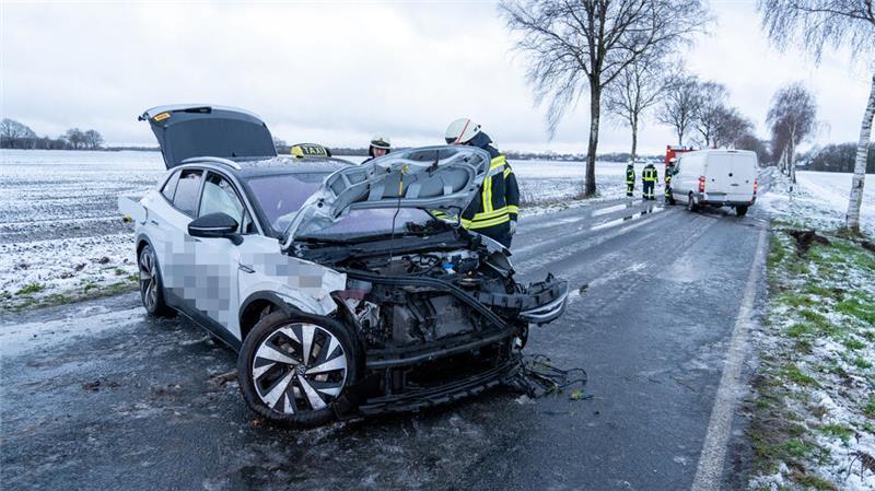 Die Fahrerin des E-Taxis kam schwerverletzt ins Krankenhaus.
