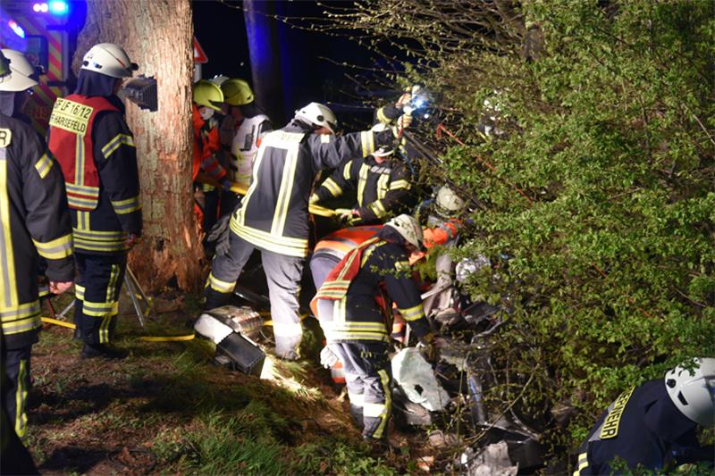 Die Fahrerin eines VW Scirocco ist zwei Tage nach dem Unfall in Issendorf verstorben. Die Einsatzkräfte befreien auf dem Bild die beiden jungen Frauen aus dem Wrack des Autos, das sich zwischen Baum und Hecke verkeilt hat. Fotos: Beneke