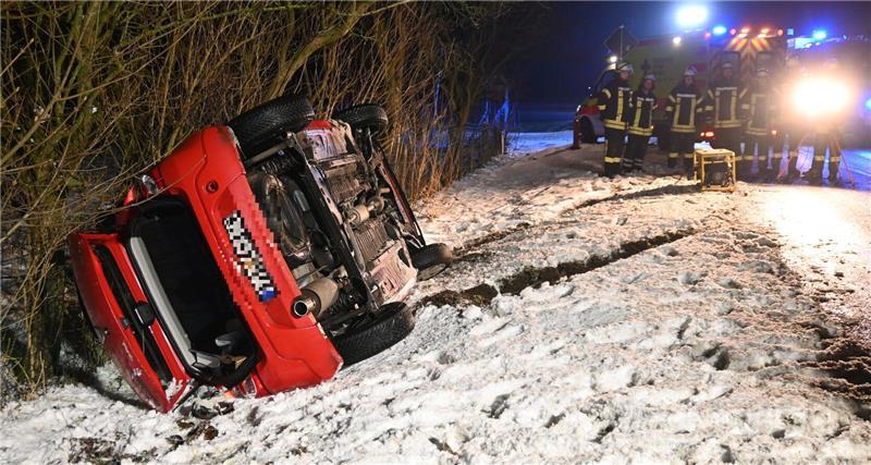 Die Fahrerin hatte auf der schneeglatten K37 zwischen Bliedersdorf und Rutenbeck die Kontrolle über ihr Fahrzeug verloren.