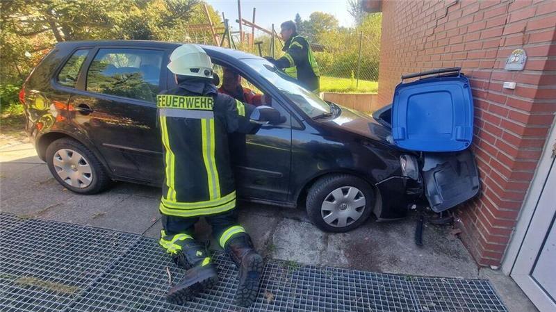 Die Fahrerin prallt mit ihrem VW Golf gegen die Hauswand und verletzt sich dabei.