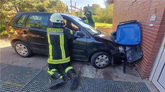 Die Fahrerin prallt mit ihrem VW Golf gegen die Hauswand und verletzt sich dabei.