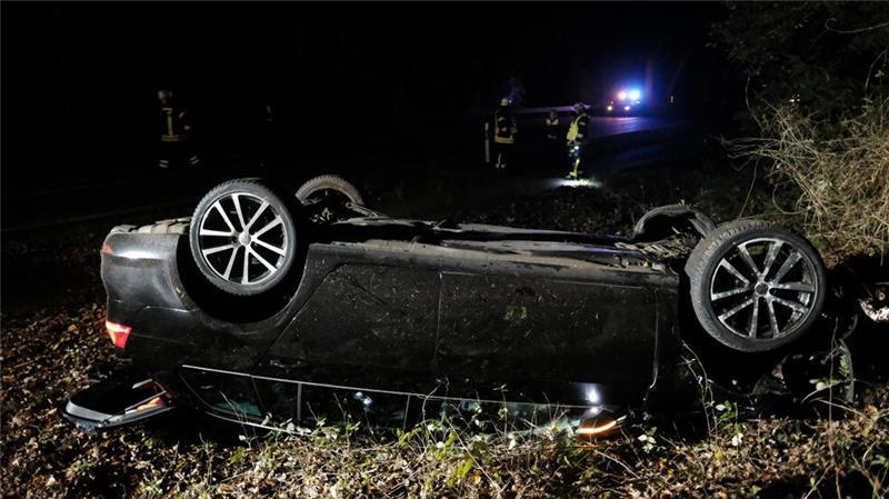 Die Fahrerin war im VW eingeklemmt und musste von der Feuerwehr befreit werden.
