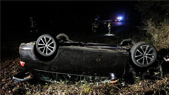 Die Fahrerin war im VW eingeklemmt und musste von der Feuerwehr befreit werden.