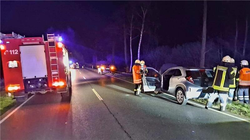 Die Fahrertür des Toyotas hat sich so verzogen, dass der Fahrer von der Feuerwehr befreit werden muss.