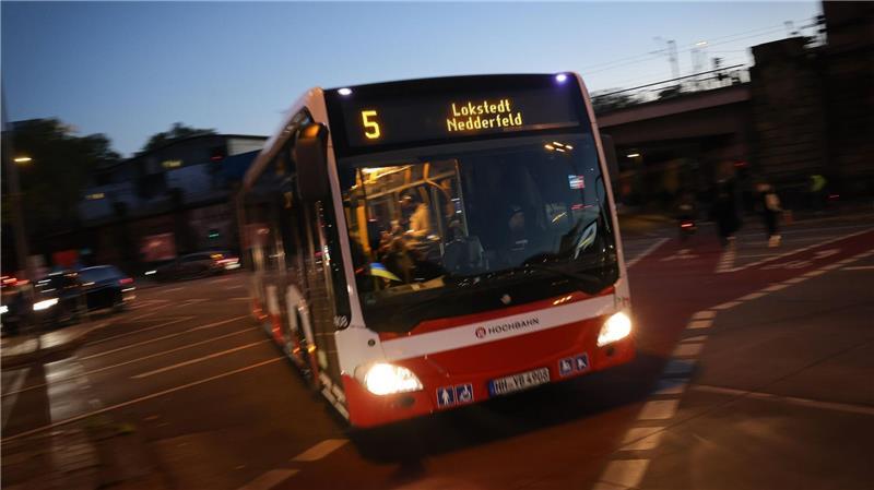 Die Fahrgäste des Busses blieben unverletzt. (Symbolbild)