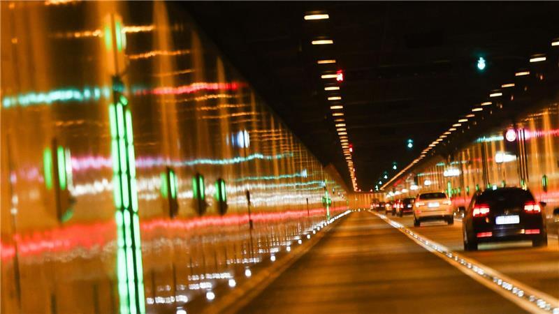 Reisebus bleibt im Elbtunnel liegen - Kilometerlanger Stau Die Fahrgäste des Busses mussten im Elbtunnel in einen andern Bus umsteigen. (Symbolfoto)