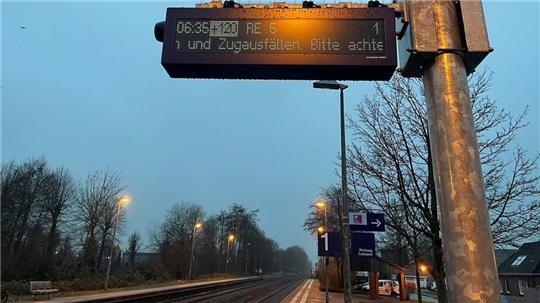 Die Fahrgast-Information zeigt es an: Mehr als zwei Stunden lässt der Zug auf sich warten.