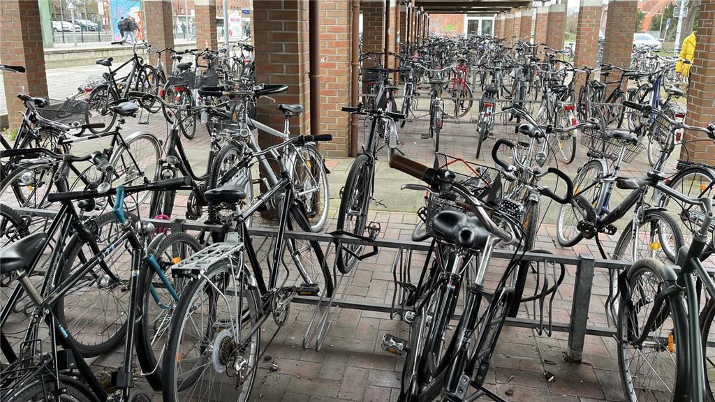 Die Fahrradanlage wird ebenfall abrissen. Hier würde der neue Bahnhof gebaut wer...