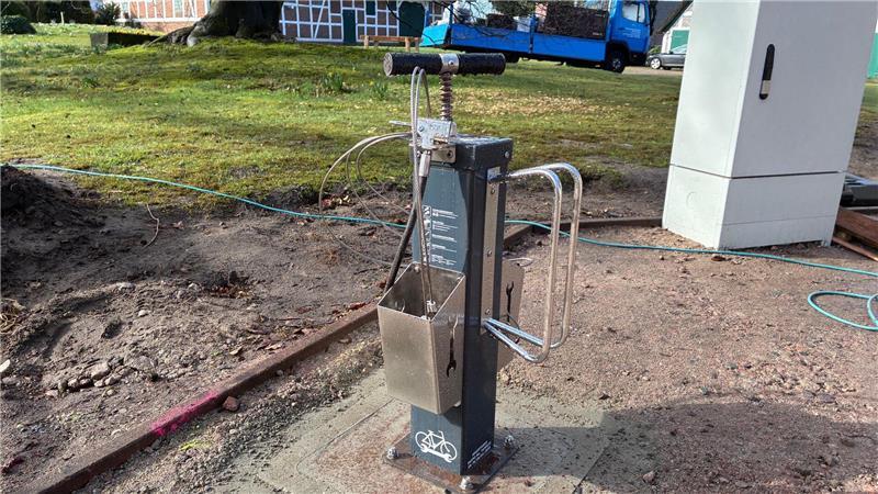 Savoir-vivre auf der Geest: Brinkplatz in Hedendorf wird zur Boulebahn Die Fahrradreparatursäule steht bereits am Brink in Hedendorf.