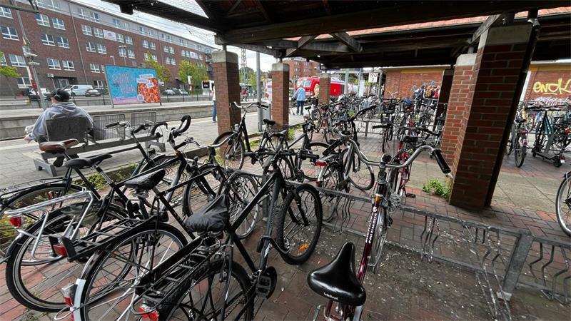 Historische Chance für Buxtehude: Neuer Bahnhof und Fahrradparkhaus Die Fahrradständer am Bahnhof in Buxtehude weichen einem neue Empfangsgebäude der Deutschen Bahn.