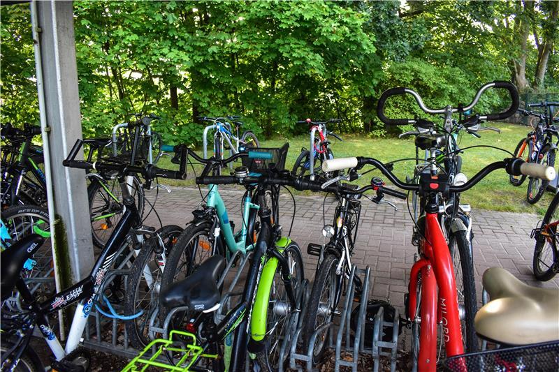 In Horneburg gefährden Elterntaxis Kinder - Anwohner von Verkehr genervt Fahrräder in Stellplätzen unter einem Radunterstand.
