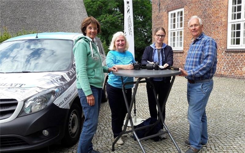 Die Fahrradtouristen Marianne (Foto links) und Georg Dwertmann (rechts) aus Cloppenburg berichten Sabine Lohmann und Catharina Meybohm am Stand der mobilen TAGEBLATT-Redaktion von ihrer Radtour durchs Alte Land bis nach Agathenburg.