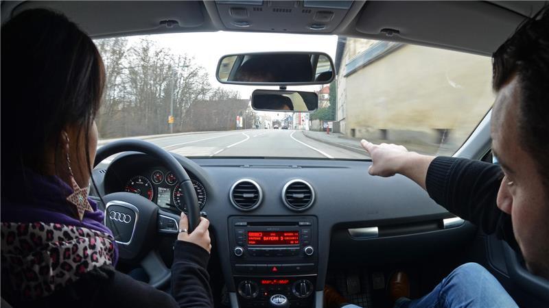 Tipps und Tricks: So lässt sich beim Führerschein sparen Die Fahrschülerin übt mit dem Fahrlehrer - ganz legal. Ohne Führerschein auf öffentlichen Verkehrswegen zu üben, ist verboten.