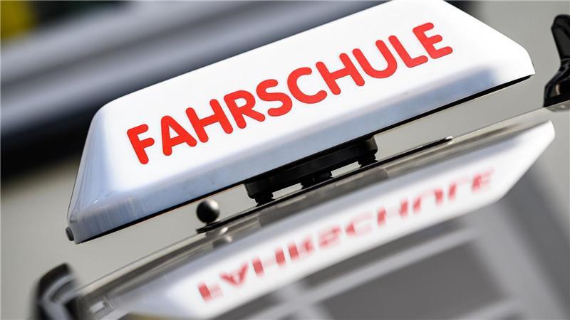 Die Fahrschulen haben ihre Preise deutlich erhöht. 
