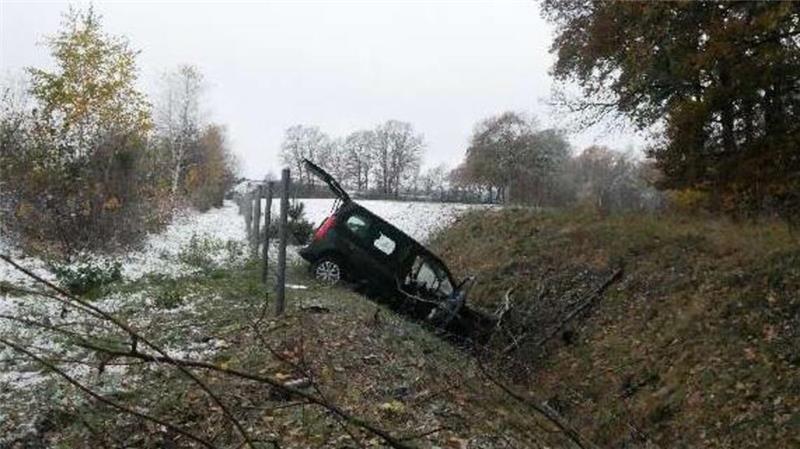Die Fahrt des 28 Jahre alten Citröen-Fahrers endete auf der A 1 in Höhe Elsdorf in einem Graben.
