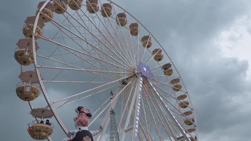 Die Fahrt mit dem Riesenrad kostet in diesem Jahr auf dem Pfingstmarkt Neukloster 5 Euro pro Person.