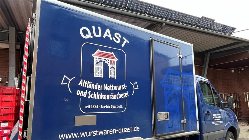 Altländer Mettwurst- und Schinkenräucherei setzt jetzt auf Solarwurst Die Fahrzeuge der Altländer Mettwurst- und Schinkenräucherei fahren mit dem Kraftstoff HVO100 oder mit Solarstrom.
