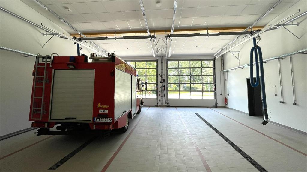 Die Fahrzeughalle im Feuerwehrhaus. Zum Löschgruppenfahrzeug gesellen sich noch ...