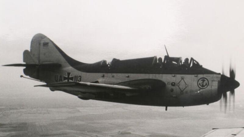Die Fairey Gannet, erstes Flugzeugmodell des MFG 3. Sie wurde 1966 außer Dienst gestellt. Eine von ihnen diente ab November 1968 als "Torwächter" des Fliegerhorst und zog dann ins Aeronauticum um. Deutlich erkennbar unter den Glaskuppeln die Plätze der drei Besatzungsmitglieder.