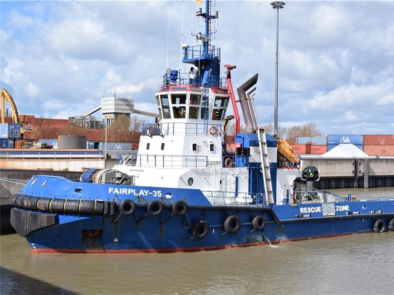 Die „Fairplay-35“ hat im Nordhafen festgemacht, im Hintergrund die Produktionsanlagen der AOS. Foto: Strüning