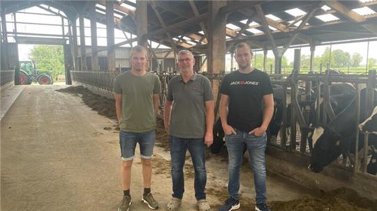 Hergen Gäting (Mitte) und seine Söhne Gerben (links) und Torge sind mit Leib und Seele Landwirte.