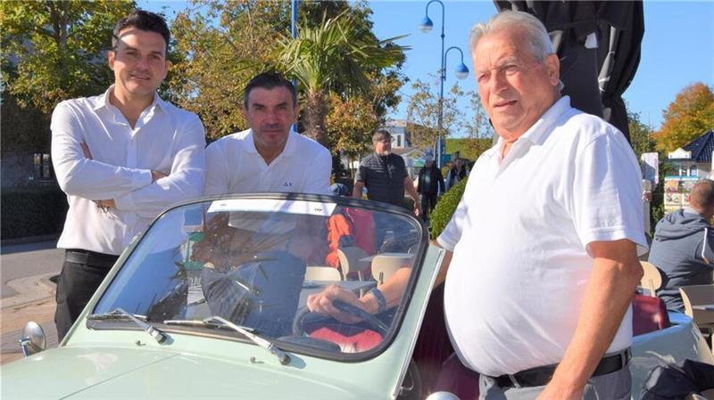 Die Familie Li Giodice restaurierte in Italien einen Fiat 500 aus dem Baujahr 1963. Von links die Söhne Gianni und Salvatore, rechts Giorgio Li Giodice.