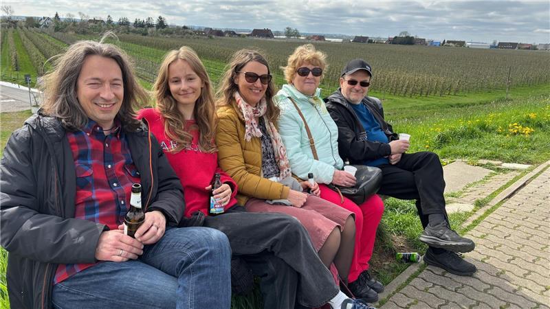 Die Familie Tesche aus Hamburg rastet auf einer Sitzbank am Elberadweg in Höhe des Yachthafens Neuenschleuse. Die Ausflugsgäste hatten die Blüte in noch vollerer Pracht erwartet.