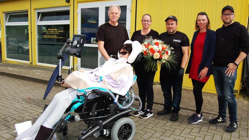 Die Familie der ALS-kranken Martina Brüning überraschte die Inhaber des Hagener Bistros „Snack Point“ als Dank für ihre spontanen Spendenaktionen mit einem großen Blumenstrauß: (von links) Michael Brüning, Melanie und Daniel Dias (Snack Point) sowie Svenja und Sven Ulrich.