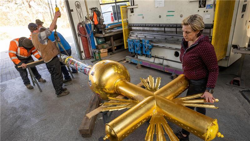 Die Familie der zuständigen Kunstschmiedin hat eine enge Verbindung zum Zugspitz-Kreuz. 