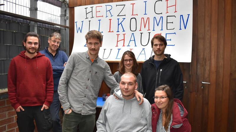 Unfall bei Bollerwagentour: Julian kämpft sich mit Querschnittslähmung zurück ins Leben Die Familie und die Freunde halten zu ihm und geben ihm Kraft: Julian Wiedau aus Loxstedt ist seit Mai querschnittsgelähmt.