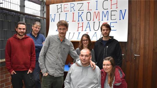 Die Familie und die Freunde halten zu ihm und geben ihm Kraft: Julian Wiedau aus Loxstedt ist seit Mai querschnittsgelähmt.