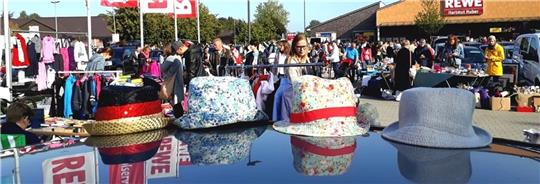 Die Familienflohmärkte bieten Schnäppchen aller Art. Foto: Domino