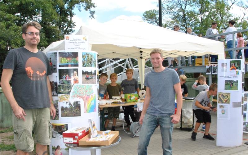 Die Familieninitiative Kunterbunt in Aktion: Timo Wolfner und Marco Moje kümmern sich um die Kanus, im Hintergrund werden Waffeln gebacken und Apfelsaft ausgeschenkt. Foto Lohmann