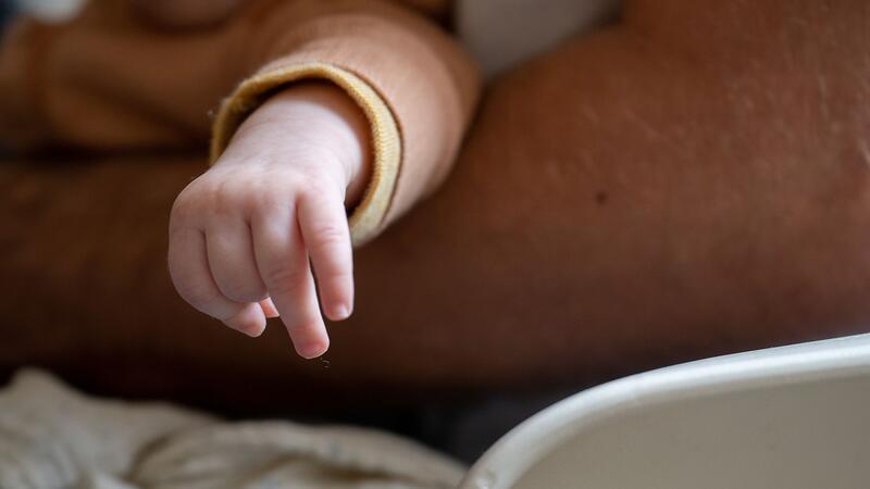 Knappe Mehrheit unterstützt von Firmen bezahlte Väterauszeit Die Familienstartzeit würde vor allem Männern zugute kommen.