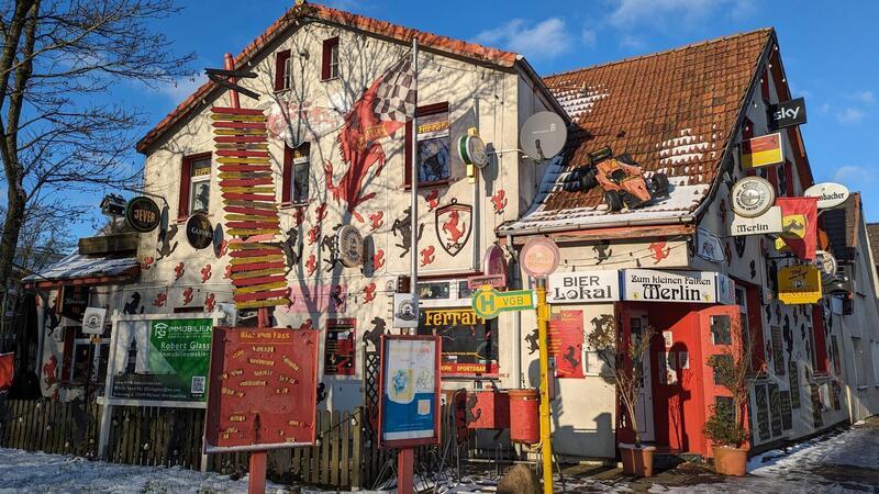 Ausverkauf in der „Ferrari-Kneipe“ - Eine Ära geht zu Ende Die Fanartikel aus der Ferrari-Kneipe können Interessierte bei einem Flohmarkt kaufen.