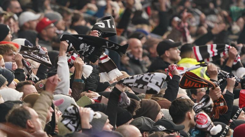 Faustschläge gegen Polizisten, aber St. Paulis Fans erheben schwere Vorwürfe Die Fanhilfe des FC St. Pauli sprach von Angriffen in Magdeburg.