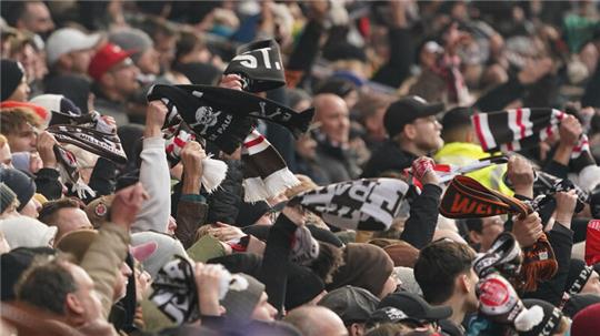 Die Fanhilfe des FC St. Pauli sprach von Angriffen in Magdeburg.