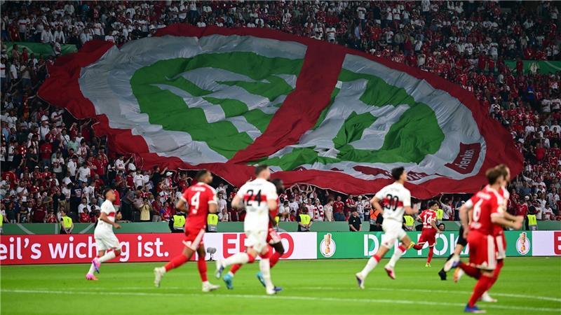 Hattrick Kane: Bayern entthronen Stuttgart im DFB-Pokal Die Fanlager protestieren gegen den DFB.
