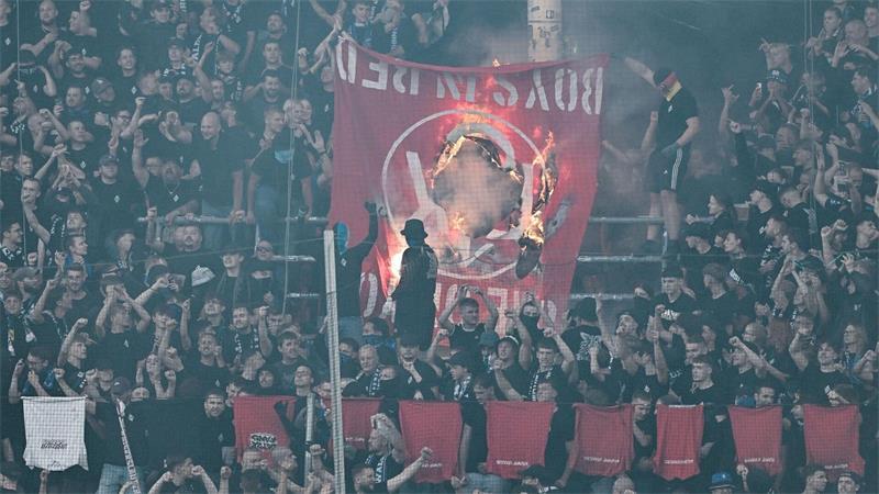 Verletzte und Festnahmen: Die ganze Bilanz der Derby-Randale Die Fanlager provozierten sich massiv.