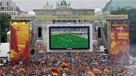 Die Fanmeile am Brandenburger Tor war 2006 bestens gefüllt. (Archivbild)